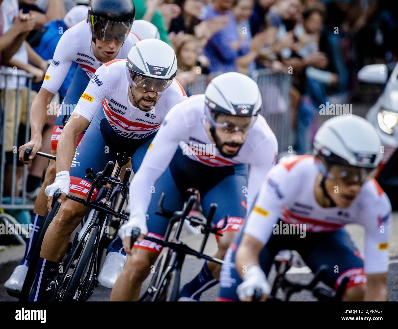 Munich, Allemagne. 19th août 2022. UTRECHT - Team Trek-Segafredo pendant la période d'essai de l'équipe le premier jour de la Vuelta a Espana (Vuelta a Espana). Après un départ sur la Jaarbeursplein, les équipes ont traversé les rues de la ville de Dom. ANP SEM VAN DER WAL crédit: ANP/Alay Live News Banque D'Images