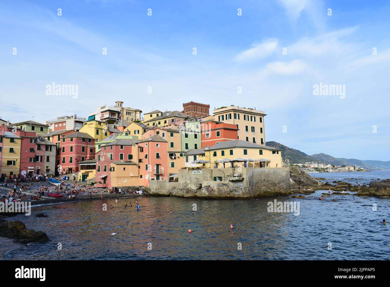 GÊNES, ITALIE - 14 AOÛT 2022 : vue sur Boccadasse, un vieux village de pêcheurs et un quartier de Gênes, avec ses maisons colorées et une petite plage. Banque D'Images