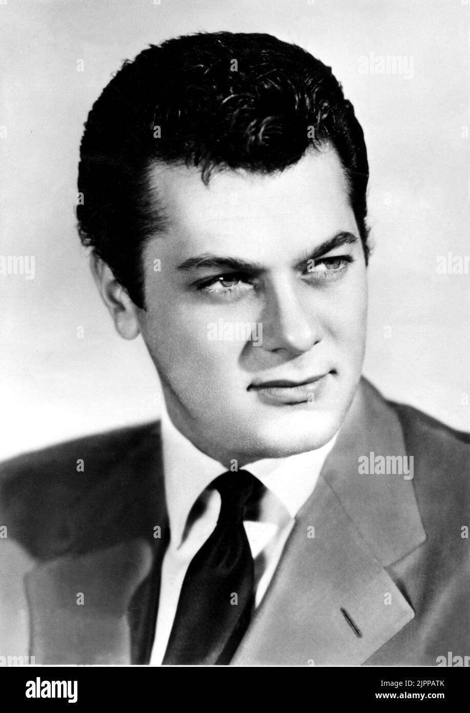 1955 : l'acteur Tony CURTIS ( 1925 - 2010 ), toujours pubblicity par Universal International - CINÉMA - sex-symbol - sex symbol - cravatta - tie --- Archivio GBB Banque D'Images