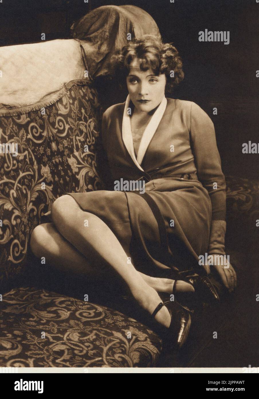 1929 , Berlin , Allemagne : l'actrice MARLENE DIETRICH in DIE FRAU NACH DER MAN SICH SEHNT ( l'ENIGMA - trois amours : Drei Lieben ) par Curtis ( Kurt ) Bernhardt - FILM - CINÉMA MUTO - Silent - chaussures - scarpe - canapé - divano - VAMP - DIVA - DIVINA --- Archivio GBB Banque D'Images