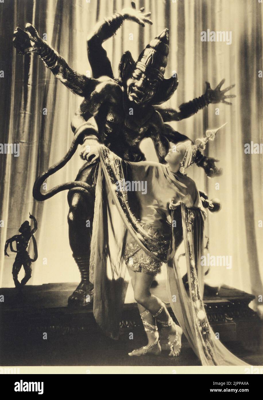 1932 , Etats-Unis : l'actrice GRETA GARBO à MATA HARI par Edmund Goulding , D'un roman de Vicki Baum - MGM - FILM - FILM - CINÉMA - portrait - ritrato - danse - danza - balletto esotico - exotique - bijoux - gioiello - gioielli - diva - divina - divine - posture leggy - gambe - jambes - piedi Nudi - baregoots - voile - velo - statua - statue - idole païen - idolo pagano orecchino - orecchini - ardrops - spia - espion - ballerine --- Archivio GBB Banque D'Images