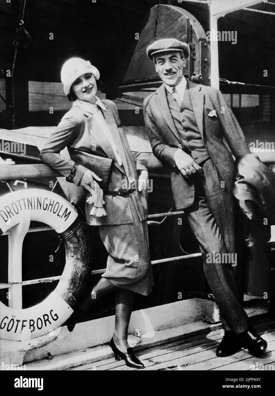 1925 , juillet , New York : L'actrice GRETA GARBO ( 1905 - 1990 ) avec le célèbre réalisateur suédois MAURITZ STILLER est arrivée aux Etats-Unis le comité de réception sur la jetée était composé d'un seul photographe de lance gratuit qui avait été payé à l'avance par Metro Goldwyn Mayer pour prendre quelques photos publicitaires . Ils ont attendu trois mois à New York avec des fonds plutôt limités avant d'avoir le mot de Hollywood pour prendre un train pour la Californie - FILM - CINÉMA - portrait - ritratto - sourire - sorriso - chapeau - cappello - cloche - scarpe - chaussures - nef - bateau - emigráte - immigráta - Banque D'Images