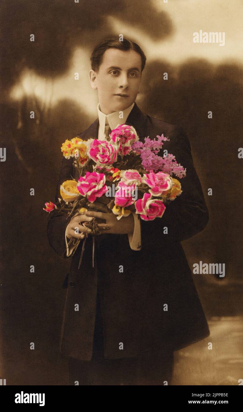 1908 ca., FRANCE : Carte postale française pour la Saint-Valentin - SAN VALENTINO - innamorato - amant - fidanzato - petit ami - GAY - homosexuel - homosexualité - LGBT - omosessualità - fiori - fleurs - omaggio floreale - rose - roses - cartolina - illustrazione - illustration - coletto - collier ---- Archivio GBB Banque D'Images