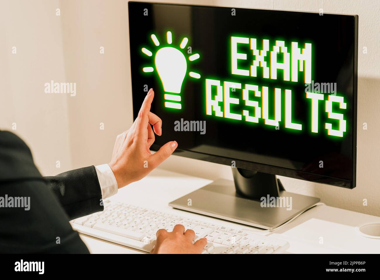 Rédaction Affichage de texte Résultats d'examen, idée d'entreprise résultat d'un test formel qui montre la connaissance ou la capacité femme tapant des mises à jour sur Lap Top et po Banque D'Images