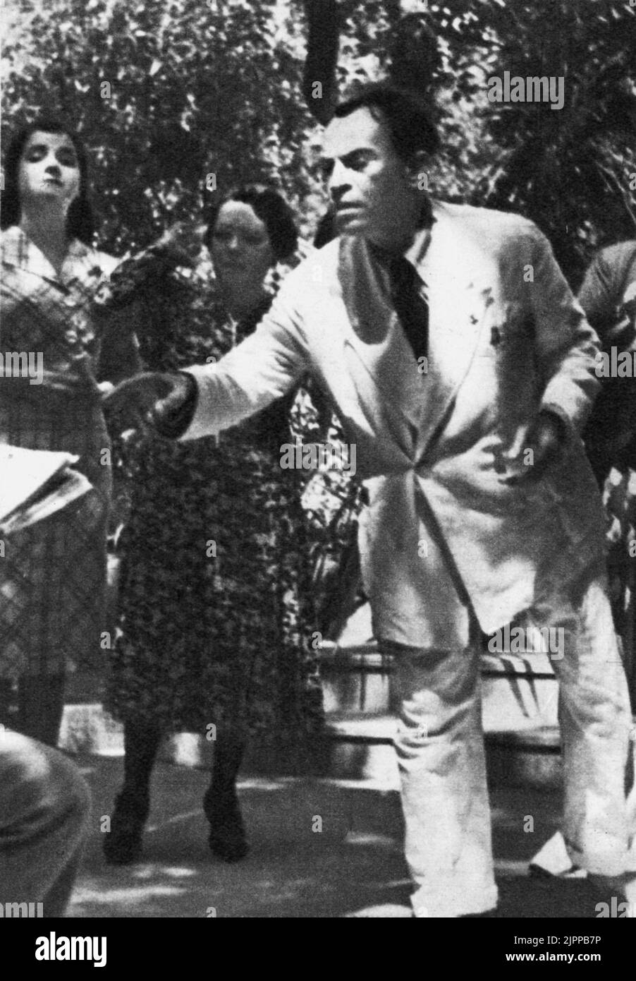 1930's , Naples , Italie : le célèbre acteur napolitain RAFFAELE VIVIANI ( 1888 - 1950 ) rehersal une nouvelle pièce à la maison avec toute sa compagnie - THÉÂTRE - TEATRO - ritrato - THÉÂTRE - portrait - ritrato - prouver teatrali ---- Archivio GBB Banque D'Images