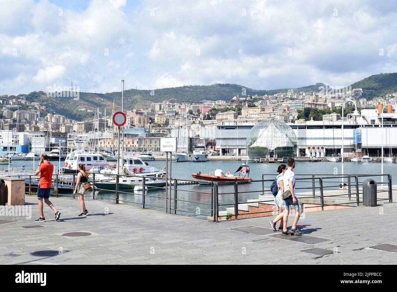 GÊNES, ITALIE - 15 AOÛT 2022: Vue du vieux port (Porto Antico) de Gênes. Banque D'Images