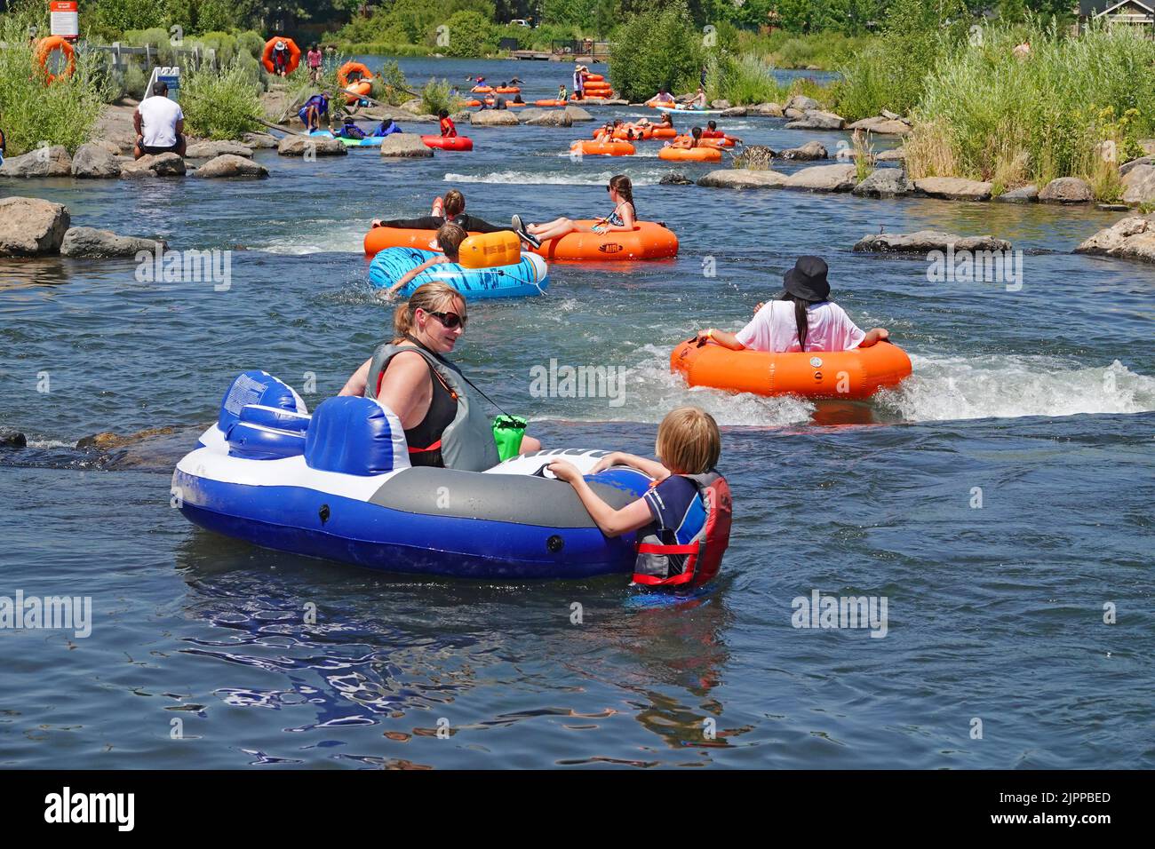 Combattre la chaleur dans le nord-ouest du Pacifique américain. L'état de l'Oregon et le Nord-Ouest du Pacifique en général subit une autre vague de chaleur importante avec des températures atteignant 100 degrés farenheit plus pendant les après-midi. Le fait de flotter la rivière est un moyen populaire de se rafraîchir. Voici la rivière Deschutes à Bend, Oregon. Banque D'Images