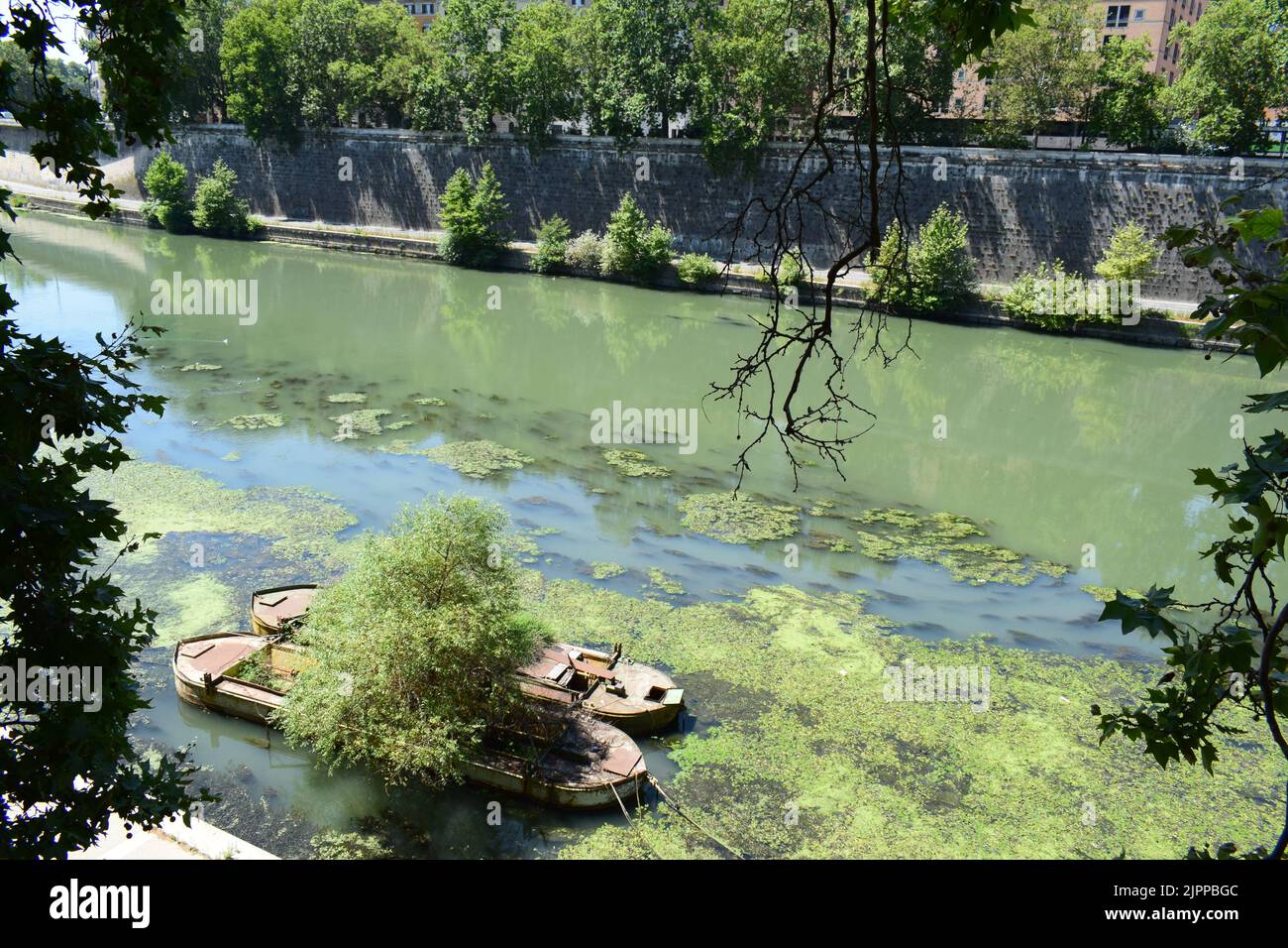 ROME, ITALIE - 21 JUILLET 2022 : faible niveau d'eau à la rivière Tibre à Rome, probablement indiquant une sécheresse pendant un été chaud. Banque D'Images