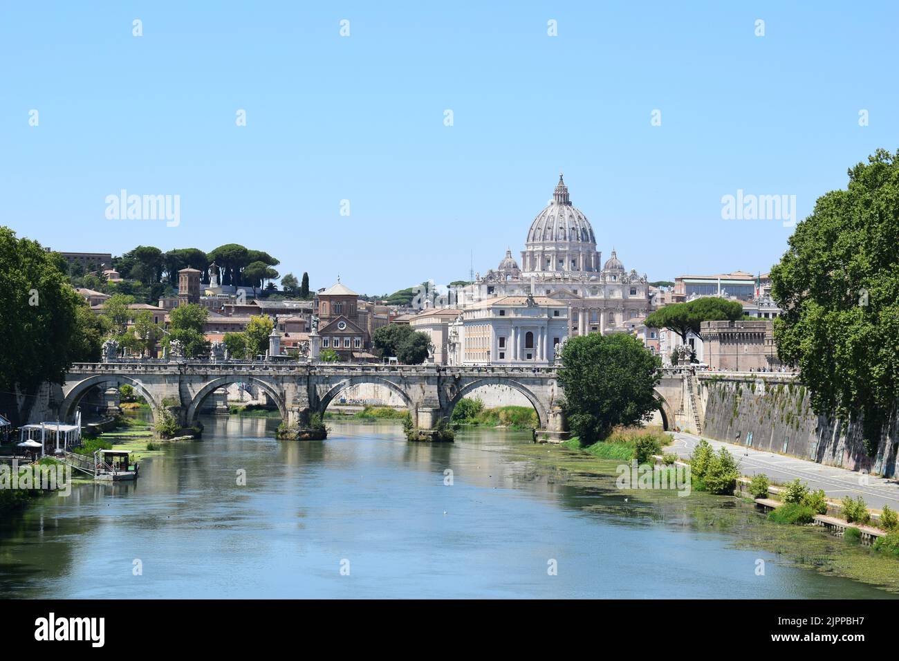 ROME, ITALIE - 21 JUILLET 2022 : vue sur le Tibre et le pont Ponte Sant'Angelo. Cathédrale Saint-Pierre en arrière-plan. Banque D'Images