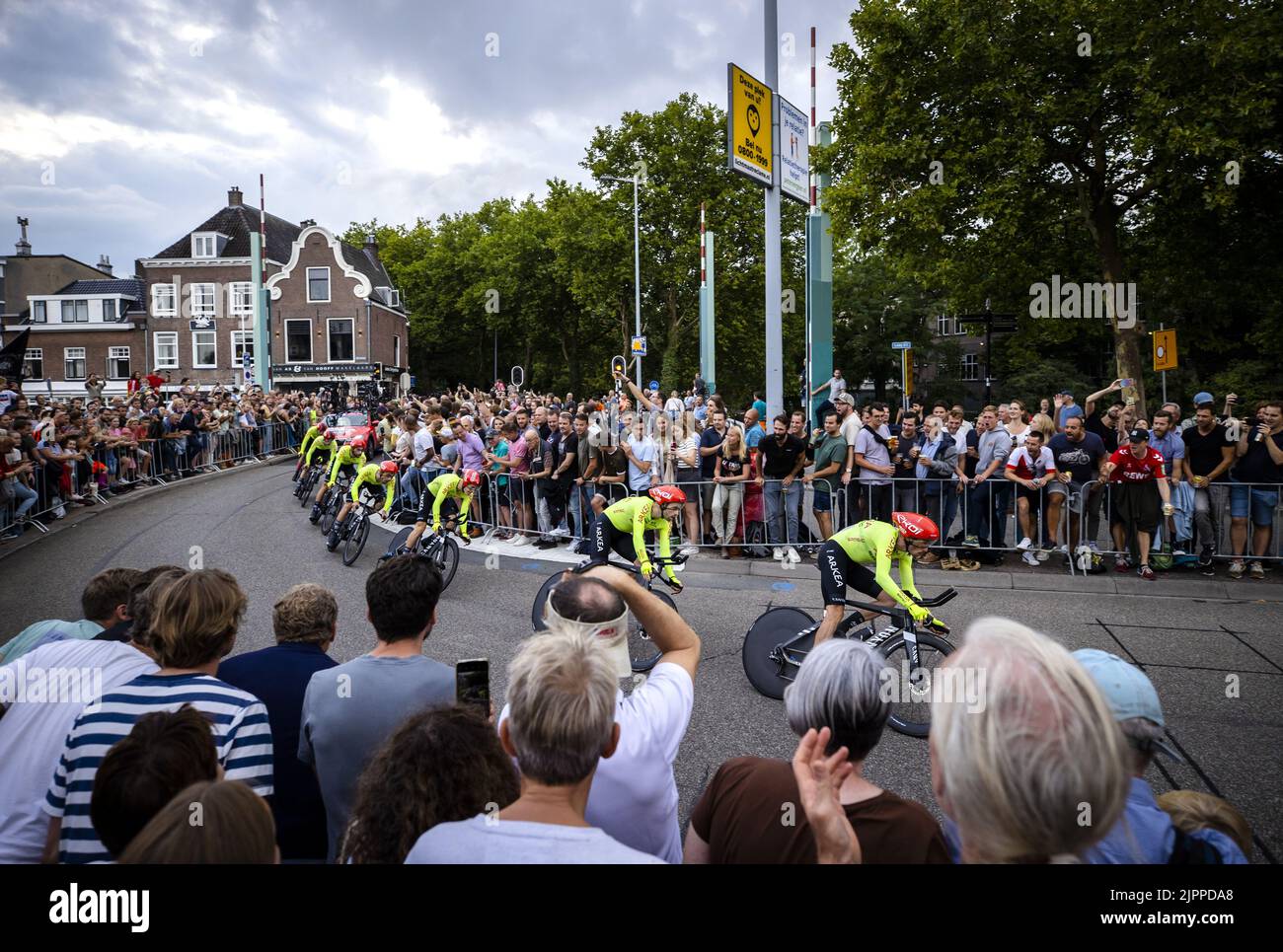 2022-08-19 18:49:16 UTRECHT - équipe Arkea-Samsic pendant le procès de temps d'équipe le premier jour de la Vuelta a Espana (Vuelta a Espana). Après un départ sur la Jaarbeursplein, les équipes ont traversé les rues de la ville de Dom. ANP SEM VAN DER WAL pays-bas sortie - belgique sortie Banque D'Images