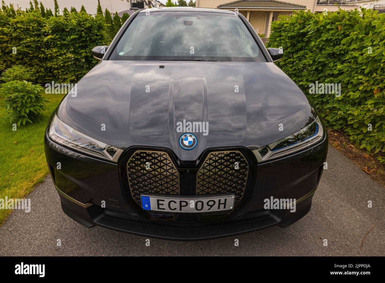 Vue de près de l'extérieur de la voiture électrique BMW iX40 sur la place de parking. Suède. Uppsala. Banque D'Images