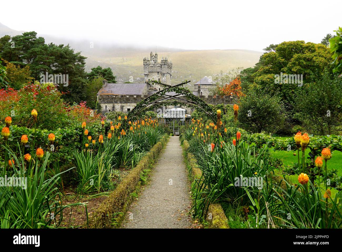 Château et jardins de Glenveagh dans le parc national de Glenveagh, comté de Donegal, Irlande. Banque D'Images