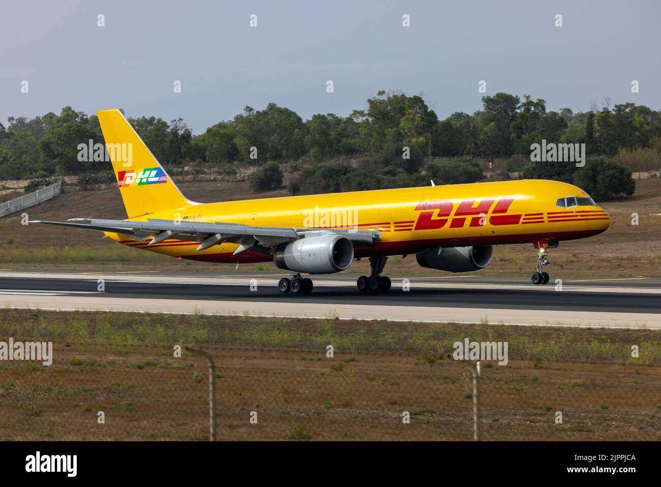 DHL (European Air transport - EAT) Boeing 757-28A(PCF) maintenant avec un nouveau logo de queue de DHL sur un fond de couleur arc-en-ciel. Banque D'Images