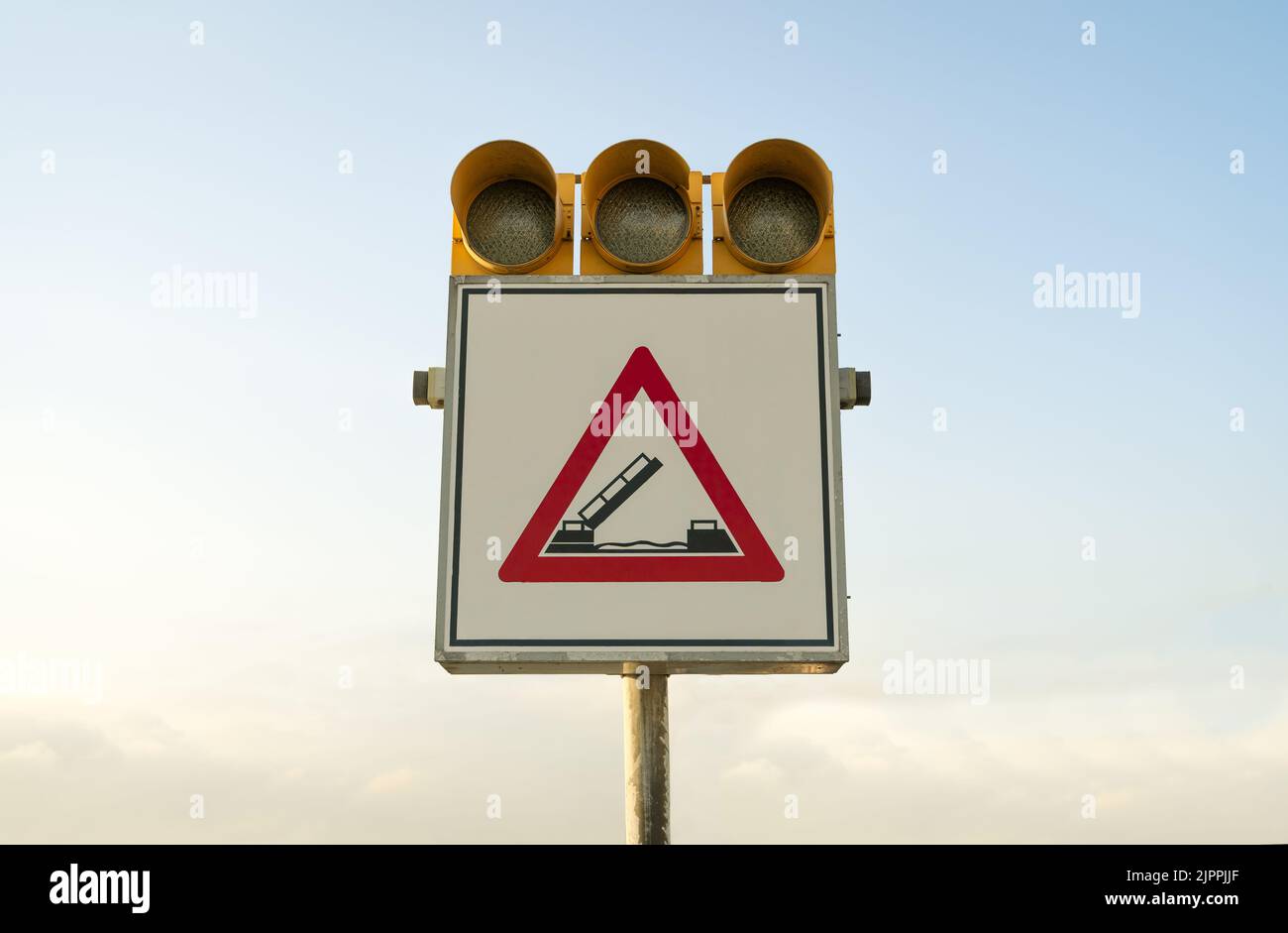 Panneau de pont ouvrant avec feux de signalisation, avec ciel bleu clair. Banque D'Images