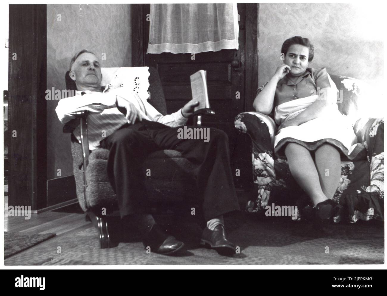 Couple italien se relaxant dans leur salon, 1950s, États-Unis Banque D'Images