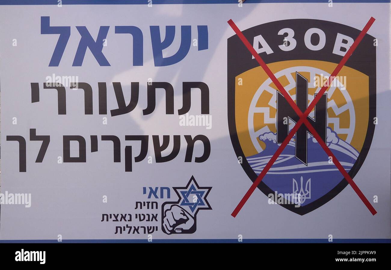 JÉRUSALEM, ISRAËL - AOÛT 19 : un écriteau condamnant l'Ukraine à des comparaisons avec les nazis est vu lors d'un rassemblement pro-russe tenu par des membres de la communauté juive russe en Israël en dehors de la résidence officielle du Premier ministre sur 19 août 2022 à Jérusalem, Israël. Bien qu'Israël n'ait pas fourni de soutien militaire à l'Ukraine, le gouvernement israélien a irrité la Russie en s'inclinant vers l'Ukraine, particulièrement liée au Premier ministre israélien par intérim Yair Lapid qui a condamné les actions militaires de la Russie en Ukraine. Crédit : Eddie Gerald/Alay Live News Banque D'Images