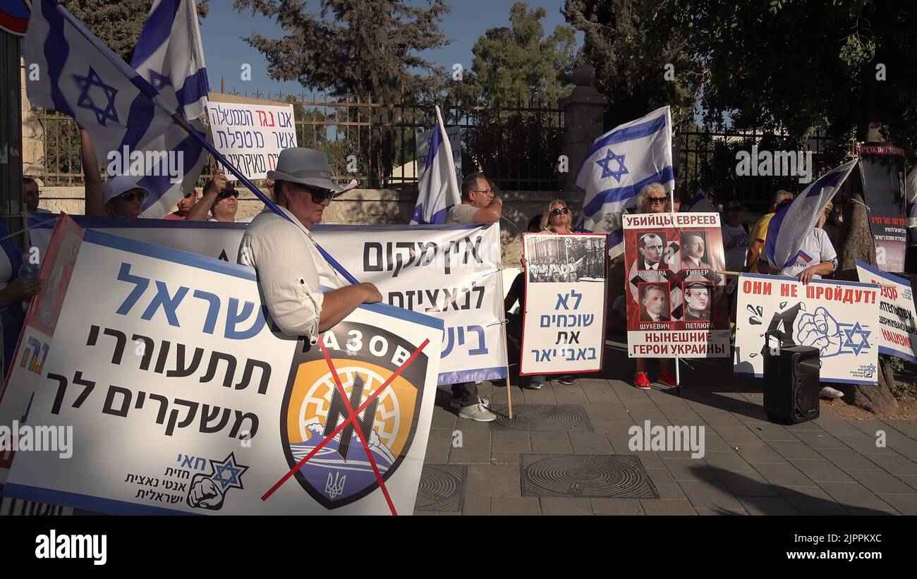 JÉRUSALEM, ISRAËL - AOÛT 19 : les membres de la communauté juive russe en Israël tiennent des pancartes condamnant l'Ukraine par comparaison avec les nazis lorsqu'ils prennent part à un rassemblement pro-russe en dehors de la résidence officielle du Premier ministre sur 19 août 2022 à Jérusalem, en Israël. Bien qu'Israël n'ait pas fourni de soutien militaire à l'Ukraine, le gouvernement israélien a irrité la Russie en s'inclinant vers l'Ukraine, particulièrement liée au Premier ministre israélien par intérim Yair Lapid qui a condamné les actions militaires de la Russie en Ukraine. Crédit : Eddie Gerald/Alay Live News Banque D'Images