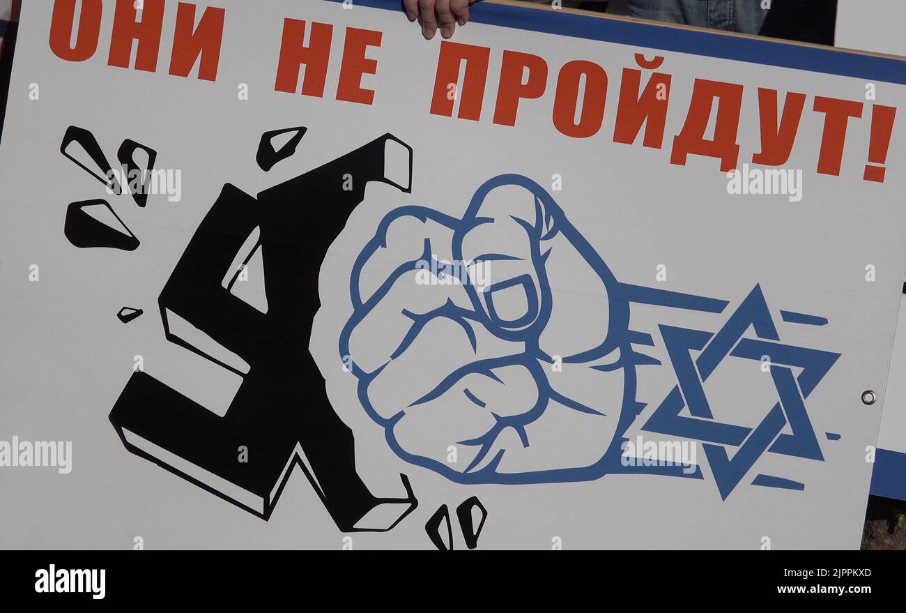 JÉRUSALEM, ISRAËL - AOÛT 19 : un écriteau condamnant l'Ukraine à des comparaisons avec les nazis est vu lors d'un rassemblement pro-russe tenu par des membres de la communauté juive russe en Israël en dehors de la résidence officielle du Premier ministre sur 19 août 2022 à Jérusalem, Israël. Bien qu'Israël n'ait pas fourni de soutien militaire à l'Ukraine, le gouvernement israélien a irrité la Russie en s'inclinant vers l'Ukraine, particulièrement liée au Premier ministre israélien par intérim Yair Lapid qui a condamné les actions militaires de la Russie en Ukraine. Crédit : Eddie Gerald/Alay Live News Banque D'Images