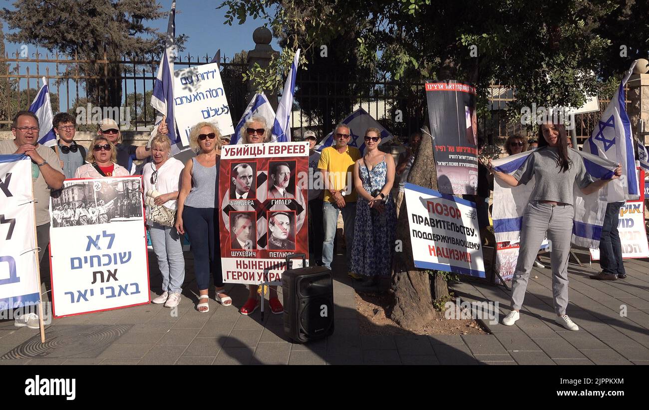 JÉRUSALEM, ISRAËL - AOÛT 19 : les membres de la communauté juive russe en Israël tiennent des pancartes condamnant l'Ukraine par comparaison avec les nazis lorsqu'ils prennent part à un rassemblement pro-russe en dehors de la résidence officielle du Premier ministre sur 19 août 2022 à Jérusalem, en Israël. Bien qu'Israël n'ait pas fourni de soutien militaire à l'Ukraine, le gouvernement israélien a irrité la Russie en s'inclinant vers l'Ukraine, particulièrement liée au Premier ministre israélien par intérim Yair Lapid qui a condamné les actions militaires de la Russie en Ukraine. Crédit : Eddie Gerald/Alay Live News Banque D'Images