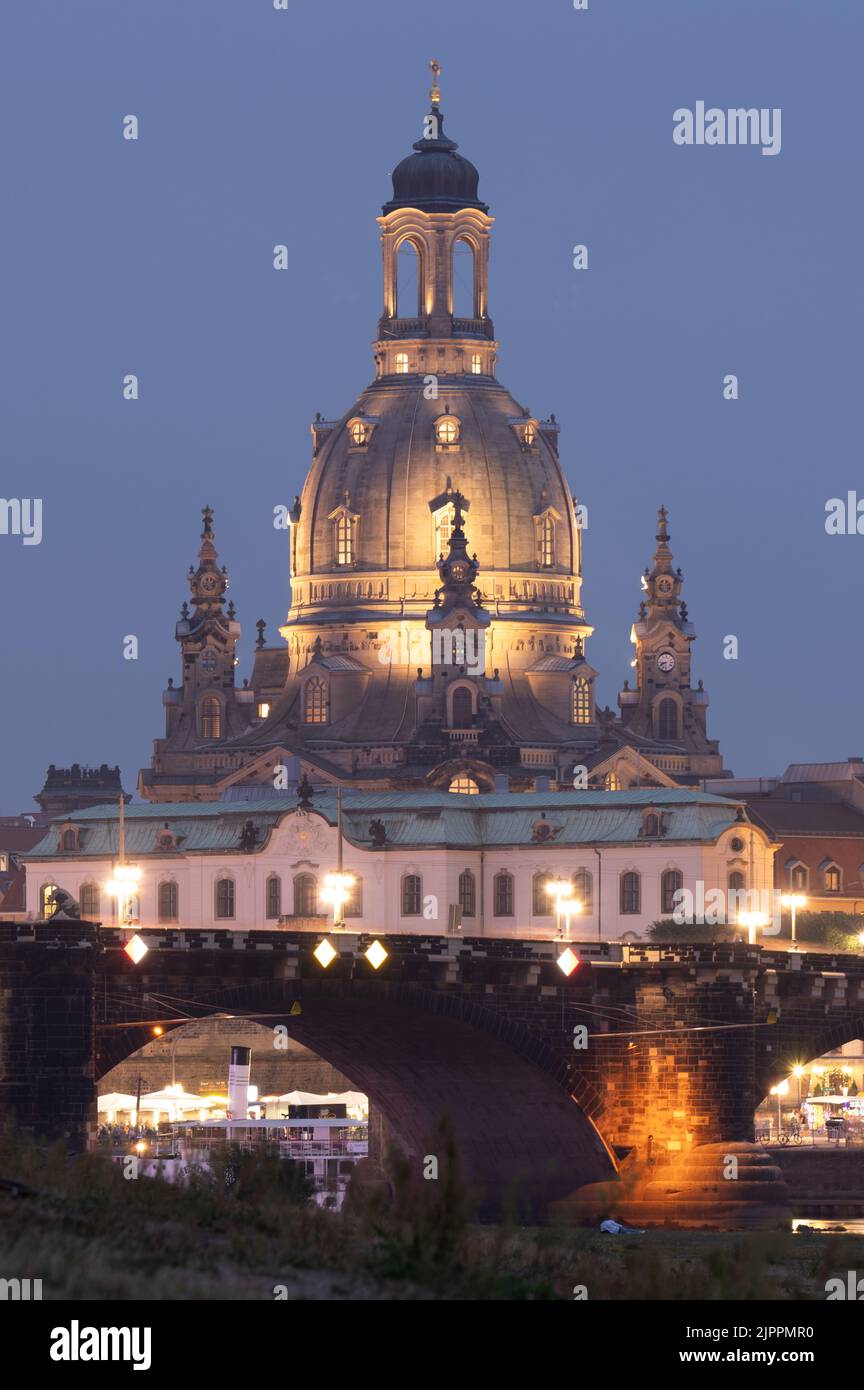 Dresde, Allemagne. 19th août 2022. La Frauenkirche est lumineuse et se trouve en face du Augustusbrücke. En raison de la crise d'énergie aiguë, l'éclairage extérieur de l'église sera éteint en soirée de 21 août 2022. Credit: Sebastian Kahnert/dpa/Alay Live News Banque D'Images