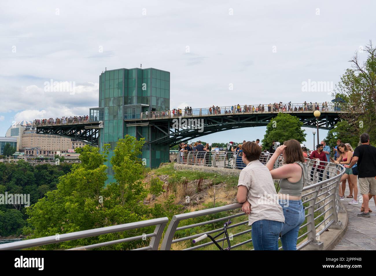 Chutes du Niagara, NY - 31 juillet 2022 : la terrasse de la tour d'observation au-dessus de la gorge du Niagara est le seul endroit du parc national des chutes du Niagara à voir les deux Amer Banque D'Images