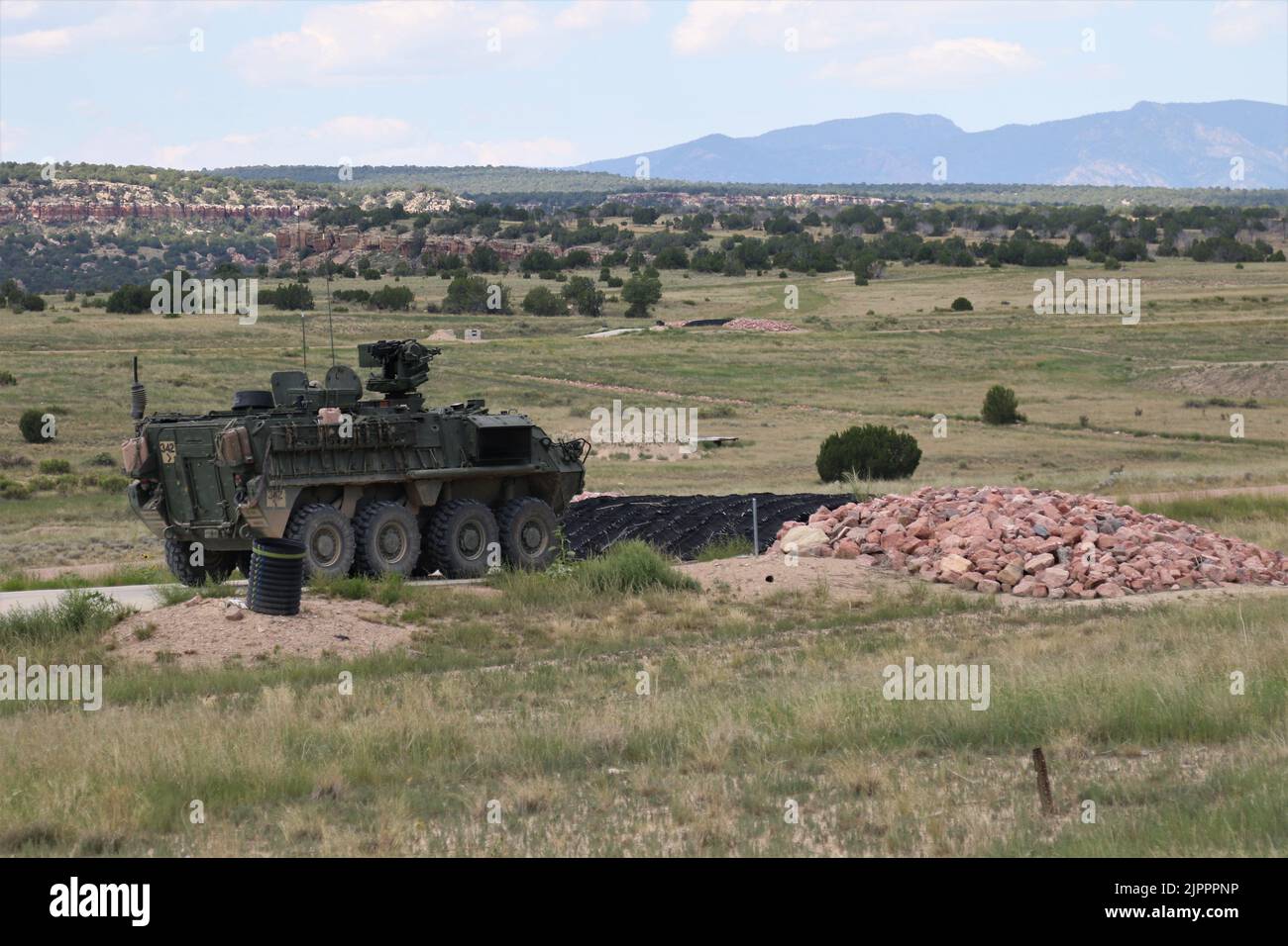 Un véhicule de reconnaissance M1127 avec 3rd escadrons, 61st Cavalry Regiment, 2nd Stryker Brigade combat Team, 4th Infantry Division se prépare à engager des cibles pendant les qualifications Stryker Gunnery table V sur fort Carson, Colorado, août 18. Les qualifications de Gunnery certifient les équipes comme des équipes cohésives capables de tirer, déplacer et communiquer efficacement en tant qu'équipe Stryker. Photo de l'armée américaine par le Maj. Jason Elmore. Banque D'Images