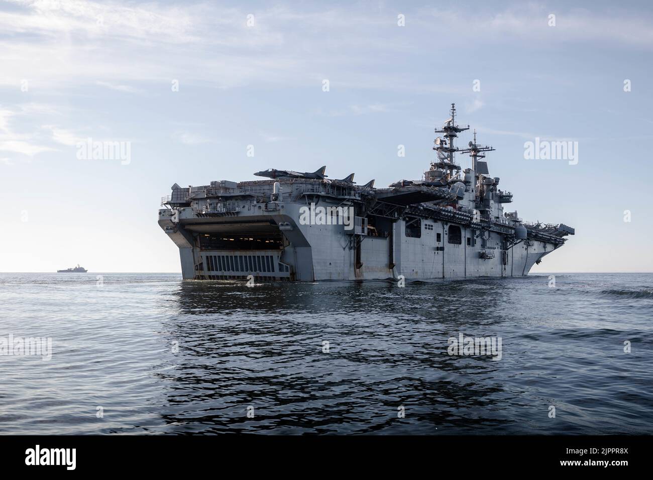 220813-N-MZ836-1008 MER BALTIQUE (AOÛT 13, 2022) le navire d'assaut amphibie de classe Wasp USS Kearsarge (LHD 3) et le quai d'atterrissage amphibie de classe Whidbey Island USS Gunston Hall (LSD 44) dans la mer Baltique le 13 août 2022. Le Kearsarge Amphiobie Ready Group et a embarqué 22nd Marine Expeditionary Unit, sous le commandement et le contrôle de la Task Force 61/2, est en cours de déploiement prévu dans la zone d'opérations de la Marine des États-Unis en Europe, employée par la U.S. Sixth Fleet pour défendre les intérêts américains, alliés et partenaires. (É.-U. Photo marine par Spécialiste communication de masse 2nd classe Jesse Schwab) Banque D'Images