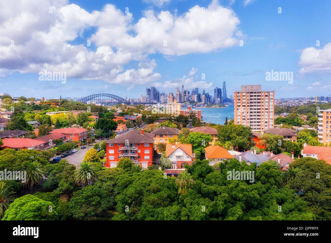 Banlieue résidentielle locale verte sur la Basse-Côte-Nord de Sydney - vue aérienne sur la voûte du parc et les immeubles d'appartements de faible hauteur jusqu'au port. Banque D'Images