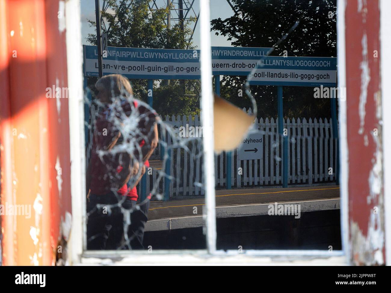 LA STATION DÉLABRÉE AVEC LE NOM LE PLUS LONG AU MONDE À LLANFAIRPWLGWYNGYLLGOGERYCHWYRNDROBWLLLLANTYSILIOGOGOGOCHCH, DANS LE NORD DU PAYS DE GALLES PIC MIKE WALKER, MIKE WALKER PHOTOS 2011 Banque D'Images