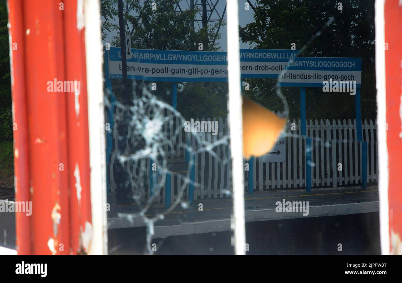 TOURISTES À LA STATION DÉLABRÉE AVEC LE NOM LE PLUS LONG DU MONDE À LLANFAIRPWLGWYNGYLLGOGERYCHWYRNDROBWLLLLANTYSILIOGOGOGOCH, DANS LE NORD DU PAYS DE GALLES PIC MIKE WALKER,2011 Banque D'Images