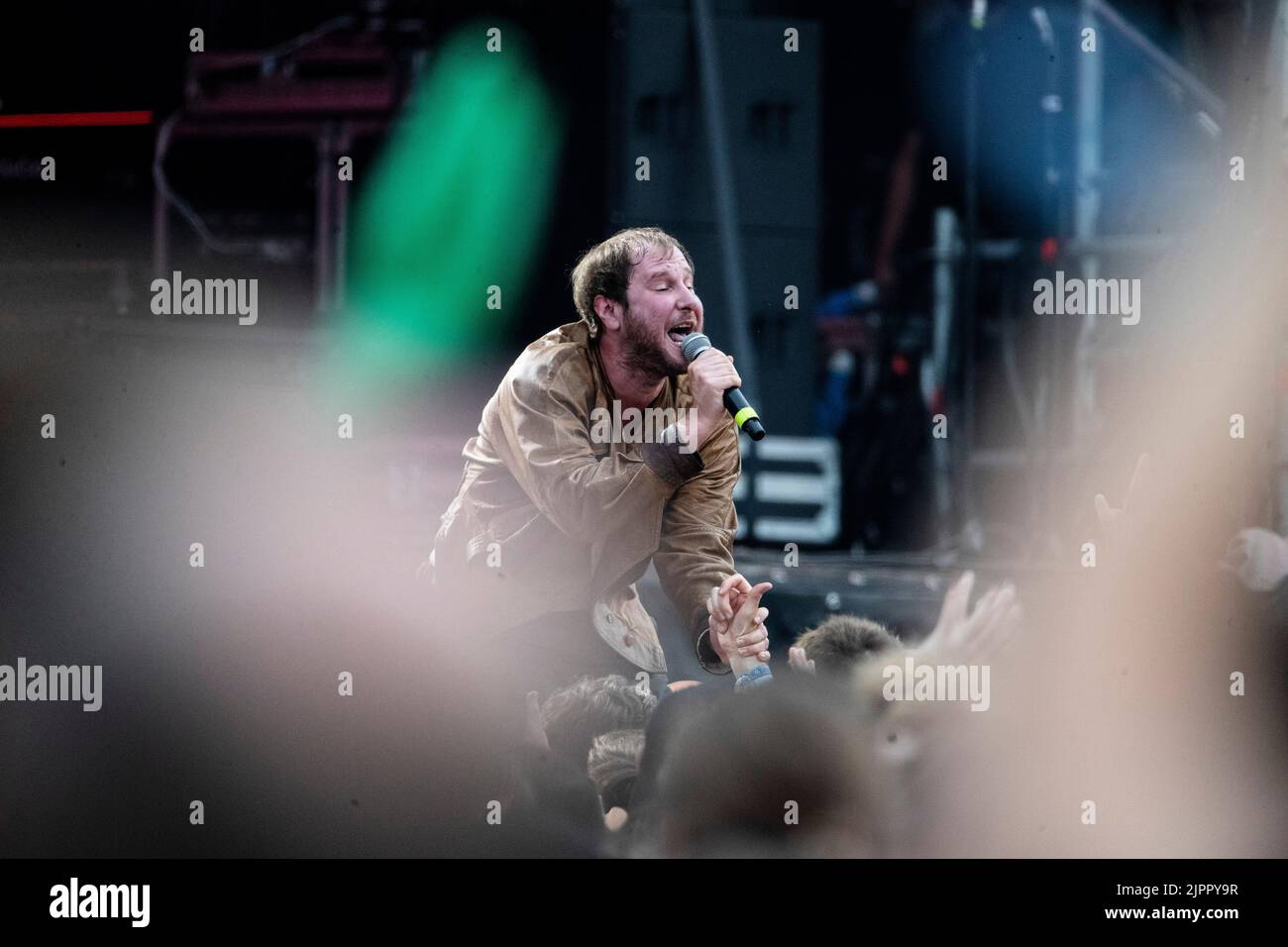 19 août 2022, Saxe, Großpösna: Le chanteur Michael Marco Fitzthum du groupe Wanda chante le premier jour du festival Highfield. Le festival Highfield du lac Störmthal près de Leipzig a bien commencé du point de vue des organisateurs. Environ 35 000 billets pour l'événement musical de trois jours ont été vendus à l'avance. Photo: Alexander Prautzsch/dpa-Zentralbild/dpa Banque D'Images