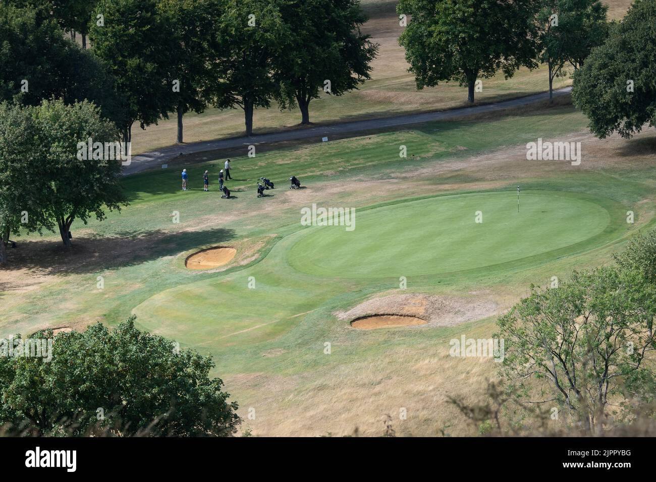 Coombe Hill, Buckinghamshire, Royaume-Uni. 19th août 2022. La vue depuis Coombe Hill sur Ellesborough Golf Club lors d'une autre journée chaude mais venteuse, alors que la sécheresse continue. Crédit : Maureen McLean/Alay Live News Banque D'Images