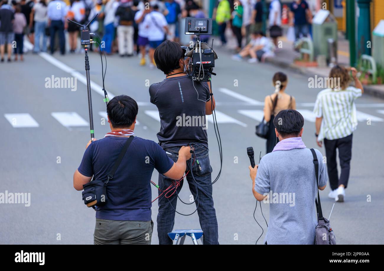 Tokushima, Japon - 12 août 2022 : les vidéastes et les techniciens du son capturent du contenu lors d'événements en plein air Banque D'Images