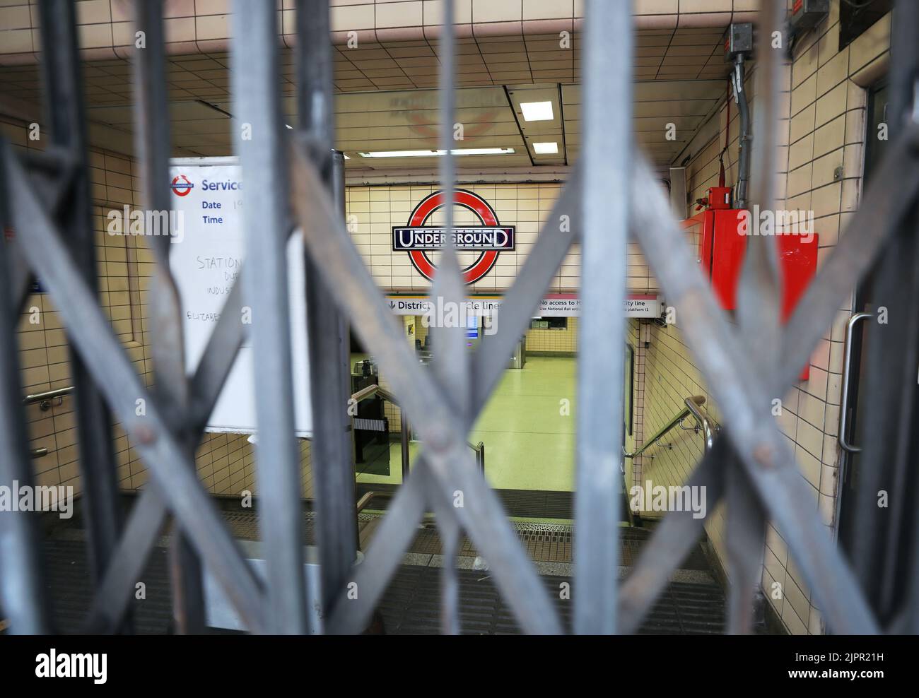 Londres, Royaume-Uni. 19th août 2022. Photo prise le 19 août 2022 montre une entrée de la station de métro de Paddington fermée en raison d'une grève à Londres, en Grande-Bretagne. Les travailleurs du métro de Londres ont pris part vendredi à une grève pour des questions de rémunération et d'emploi. Crédit : Li Ying/Xinhua/Alay Live News Banque D'Images