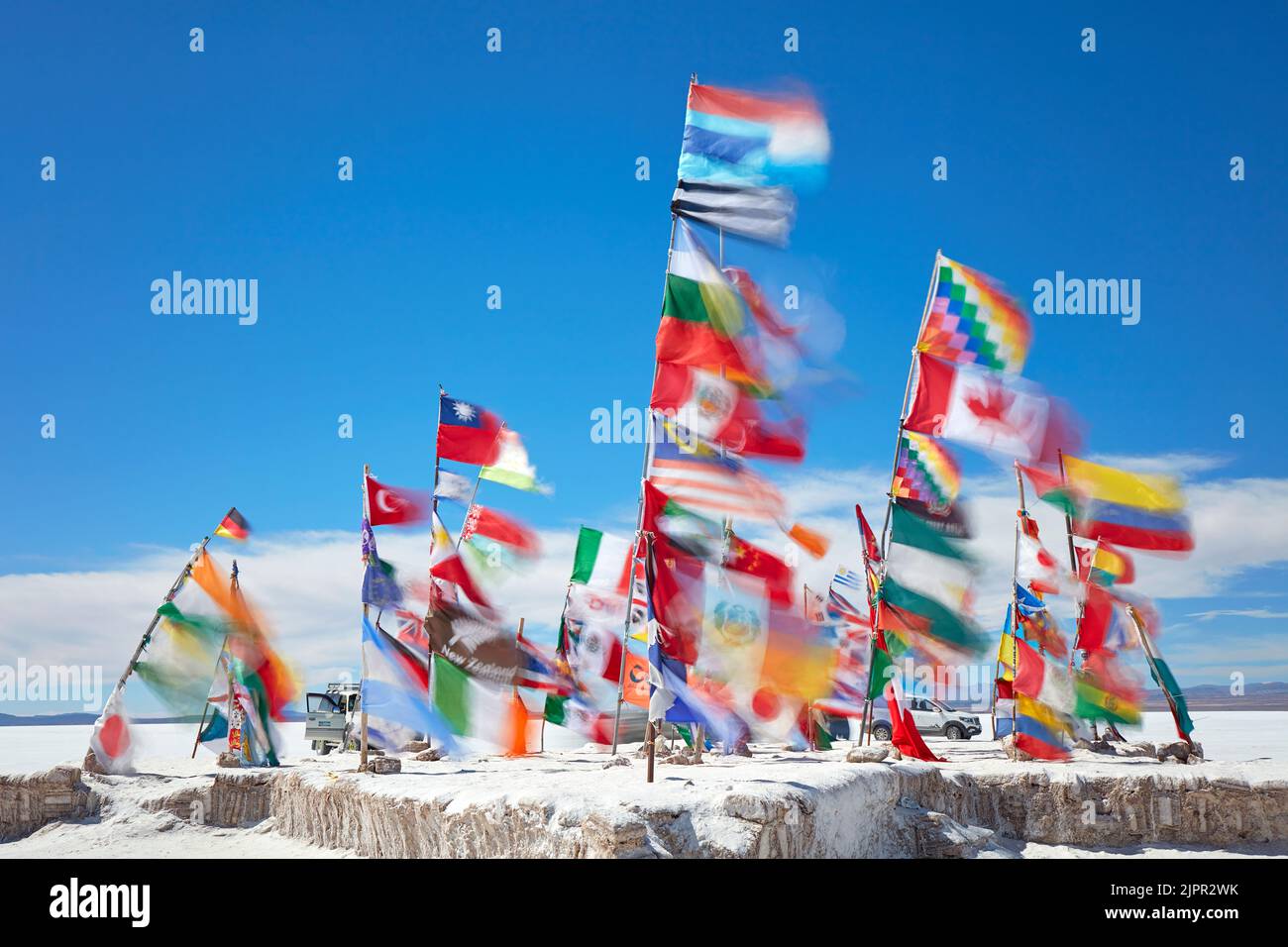 Drapeaux internationaux du monde dans le plat de sel d'Uyuni, Potosi, Bolivie. Banque D'Images