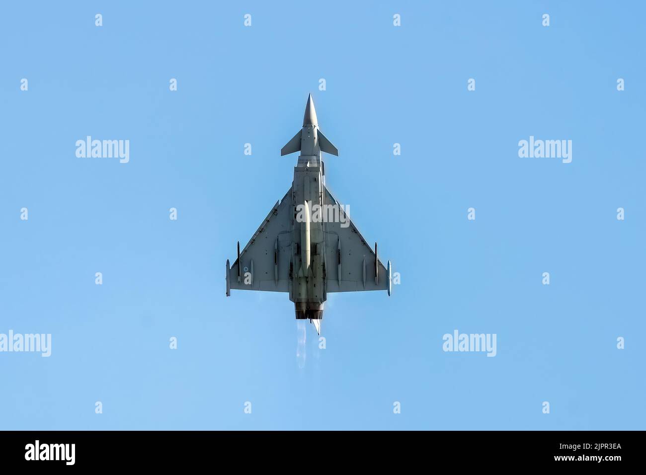 Eastbourne, East Sussex, Royaume-Uni. Présentant le typhon de la RAF au spectacle aérien annuel d'Eastbourne, vu depuis la plage d'Eastboune. 18th août 2022. Credit David Smith/Alamy Live News Banque D'Images