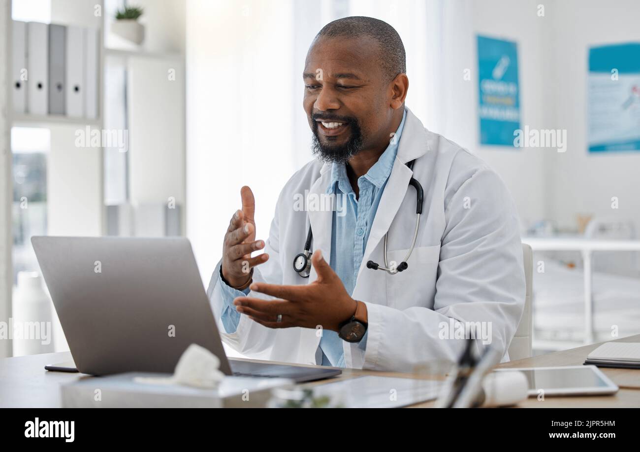 Télémédecine, soins de santé et appel vidéo avec un médecin parlant sur un ordinateur portable au patient en ligne pendant une consultation. Une bonne offre de noir professionnel Banque D'Images