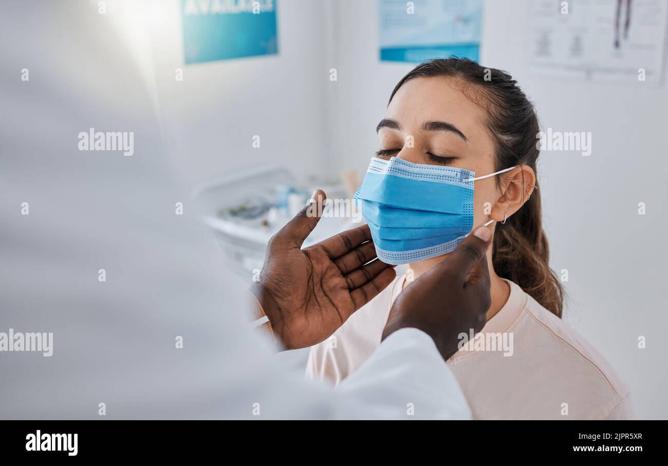 Patiente en examen thyroïdien par un médecin, en vérifiant la présence de virus covid dans la gorge lors d'un rendez-vous avec un médecin généraliste ou en passant un examen médical à l'hôpital. Femme en santé Banque D'Images
