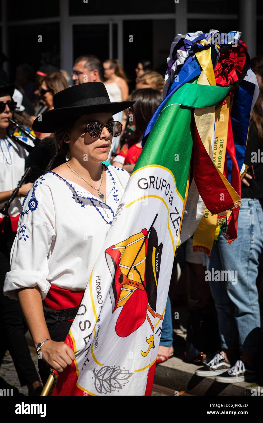 Portrait du porte-drapeau d'un groupe de pipettes à sac femelles. Plus d'un demi-millier de femmes méticuleusement vêtues pour illustrer l'histoire des femmes viennoises, Fièrement défilé dans les rues de la ville pour présenter les magnifiques costumes traditionnels lors de la parade de Mordomia qui fait partie de la Romaria d'Agonia qui était en attente pendant deux ans en raison de la pandémie de COVID-19. Portant les beaux costumes folkloriques des divers villages qui font partie de la région de Viana do Castelo, avec de grandes quantités d'or autour de leurs cols, beaucoup d'articles en fait heurlooms datant des siècles passés, ces mordomes Banque D'Images