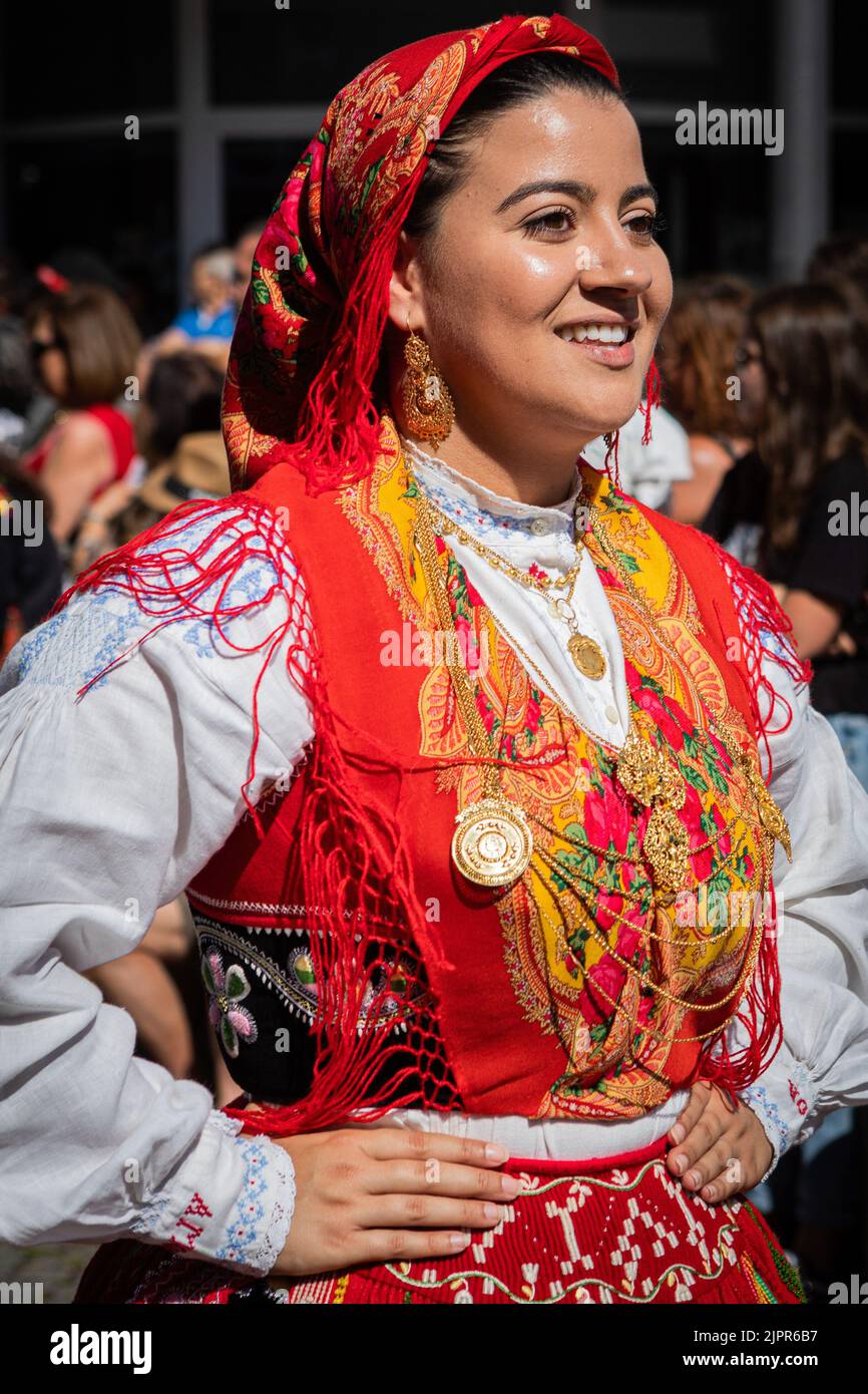 Portrait d'une femme portant le costume rouge traditionnel. Plus d'un demi-millier de femmes méticuleusement vêtues pour illustrer l'histoire des femmes viennoises, Fièrement défilé dans les rues de la ville pour présenter les magnifiques costumes traditionnels lors de la parade de Mordomia qui fait partie de la Romaria d'Agonia qui était en attente pendant deux ans en raison de la pandémie de COVID-19. Portant les beaux costumes folkloriques des divers villages qui font partie de la région de Viana do Castelo, avec de grandes quantités d'or autour de leurs cols, beaucoup d'articles en fait heurlooms datant des siècles passés, ces mordomes rep Banque D'Images