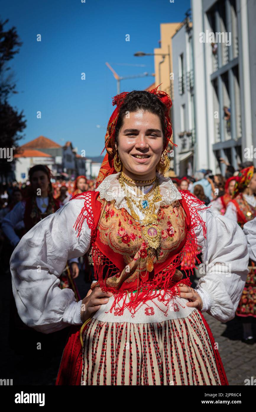 Portrait d'une femme portant le costume rouge traditionnel. Plus d'un demi-millier de femmes méticuleusement vêtues pour illustrer l'histoire des femmes viennoises, Fièrement défilé dans les rues de la ville pour présenter les magnifiques costumes traditionnels lors de la parade de Mordomia qui fait partie de la Romaria d'Agonia qui était en attente pendant deux ans en raison de la pandémie de COVID-19. Portant les beaux costumes folkloriques des divers villages qui font partie de la région de Viana do Castelo, avec de grandes quantités d'or autour de leurs cols, beaucoup d'articles en fait heurlooms datant des siècles passés, ces mordomes rep Banque D'Images