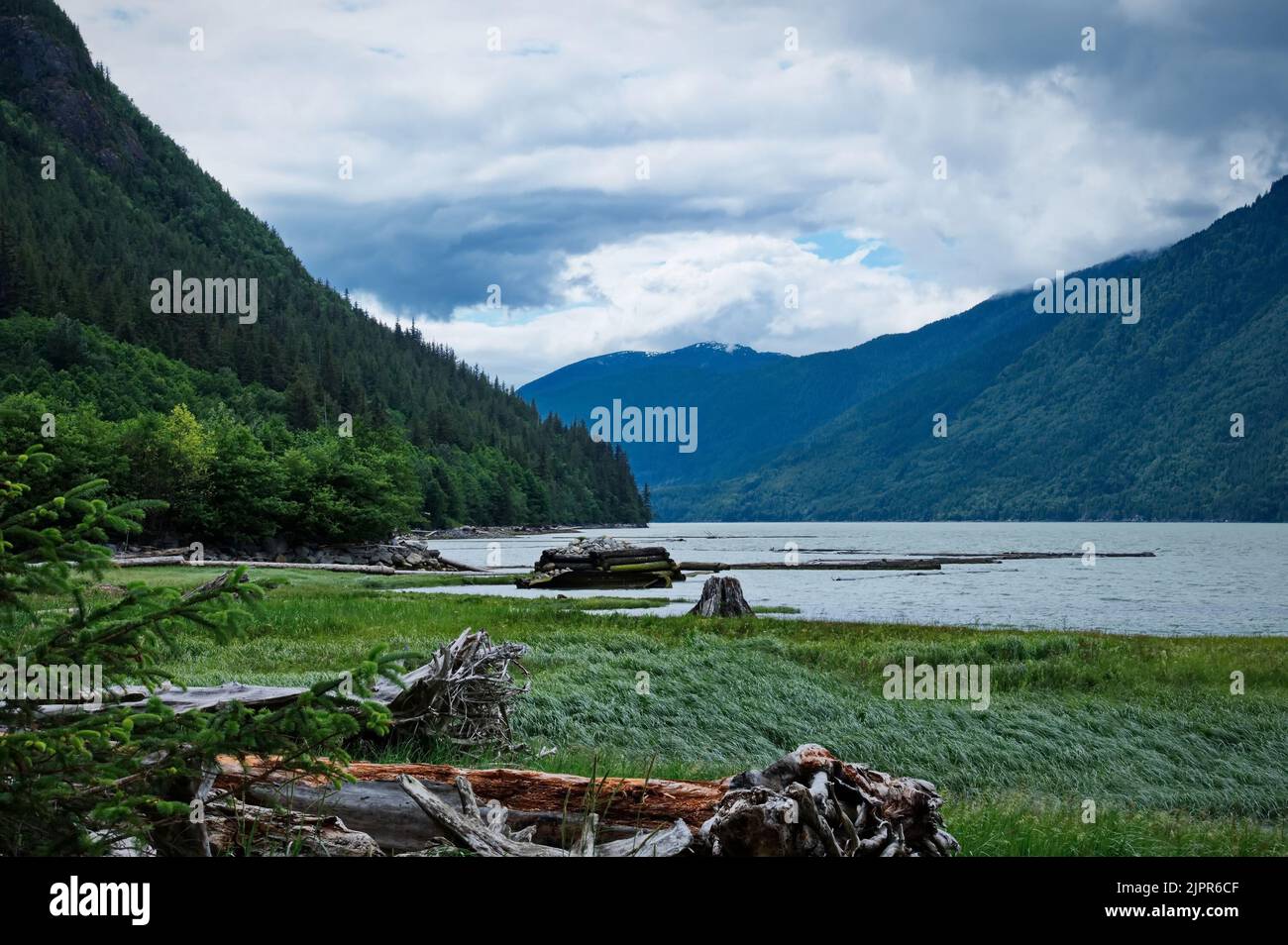 Baie profonde et peu profonde de Bella Coola, C.-B., Canada Banque D'Images