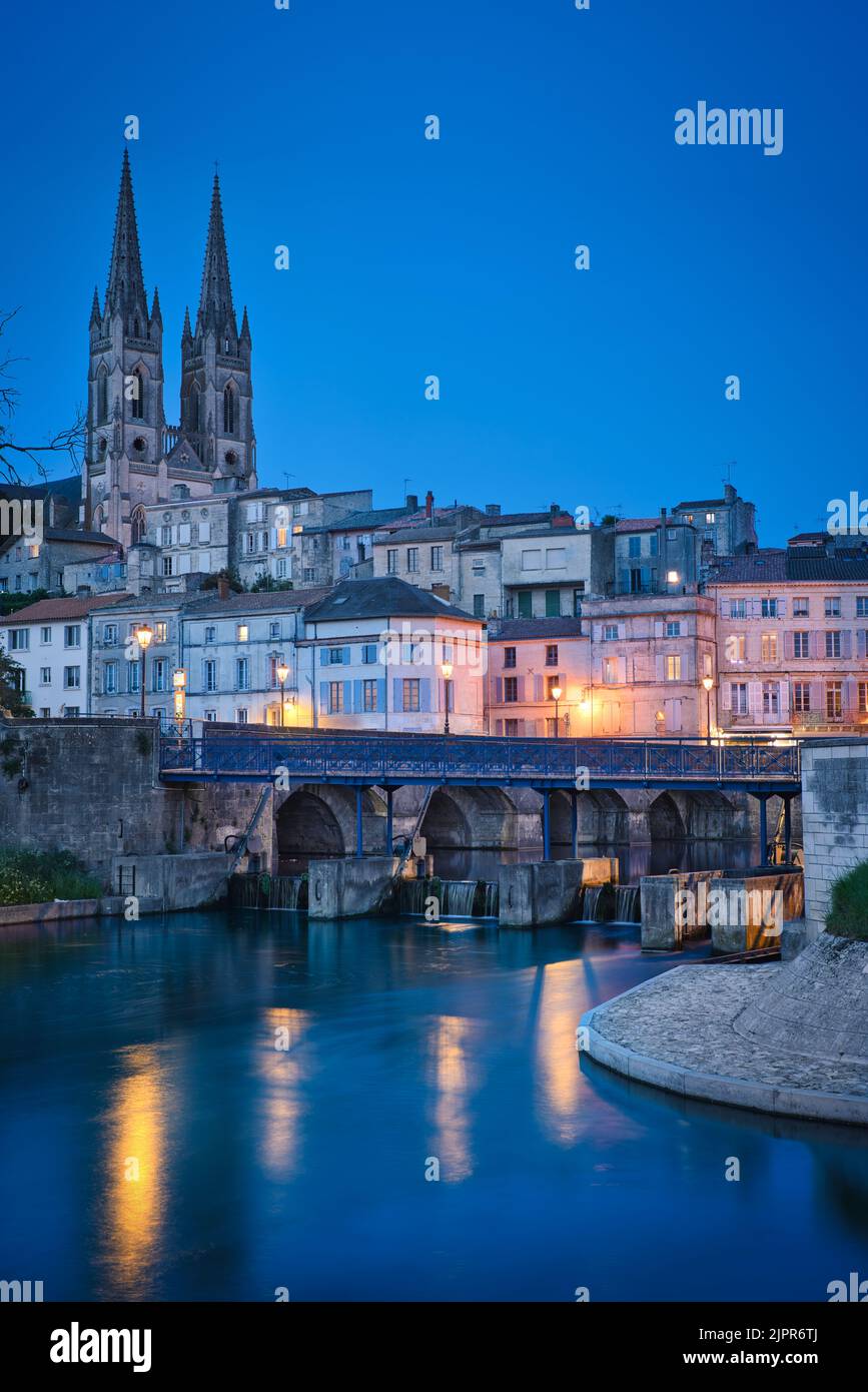 Prendre des photos de la vue de Niort à l'heure bleue Banque D'Images