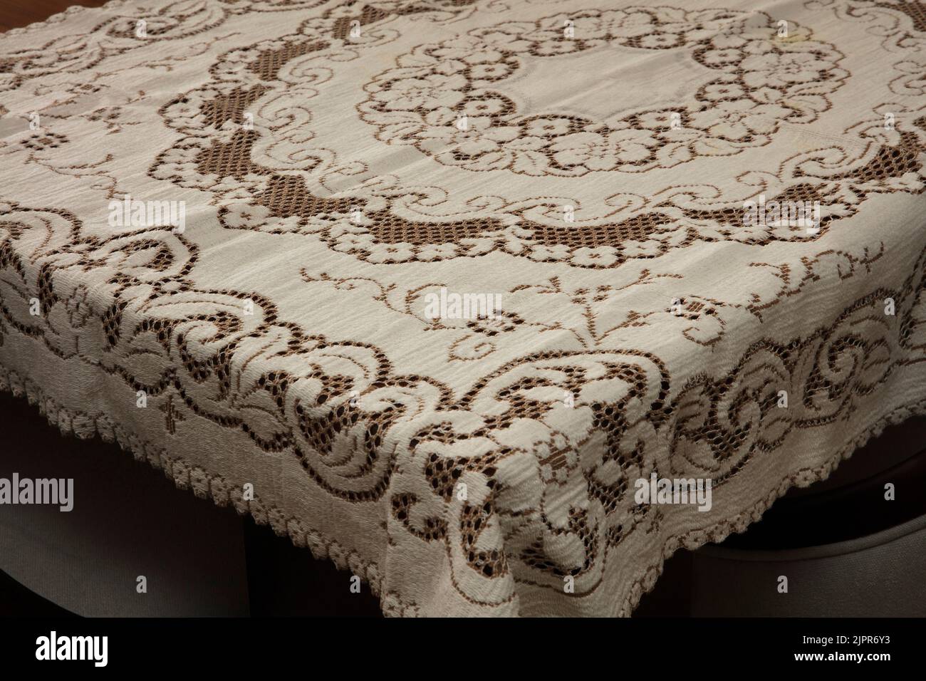 La nappe en dentelle sur le coin de la table est vide Banque D'Images