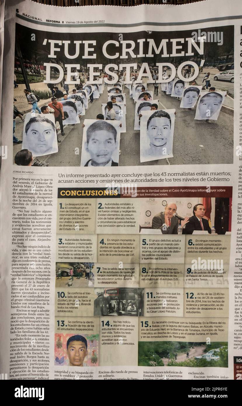 Le journal mexicain rapporte sur enquête concluant que la disapperarance de 43 étudiants-techno en 2014 était un crime d'État Banque D'Images