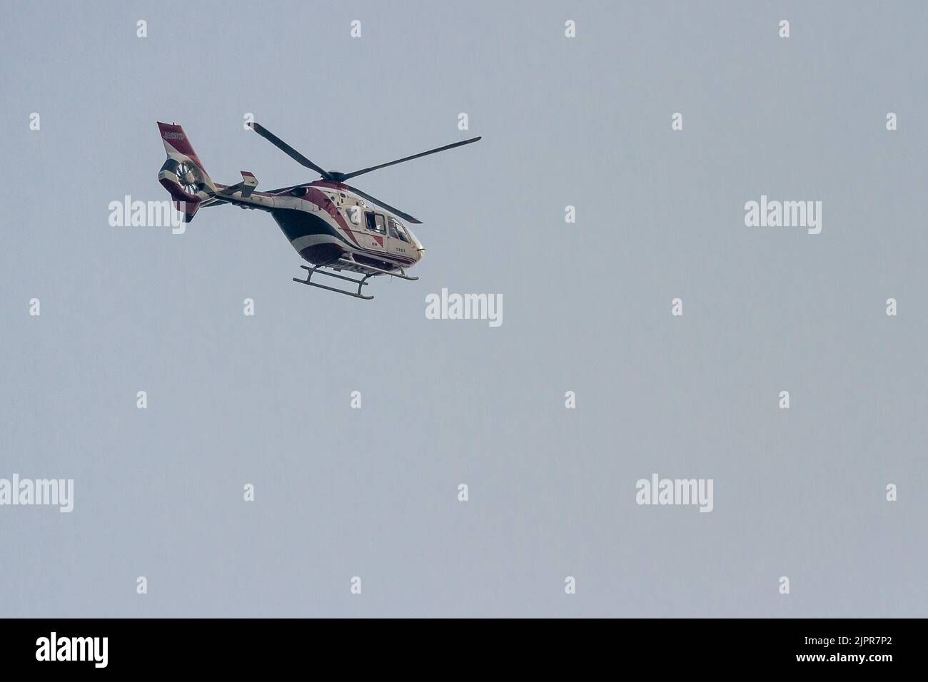 Un Eurocopter EC135P2 (Airbus Helicopter H135) utilisé par les journaux et médias d'information japonais. (Yomuiri Shimbun) volant au Japon. Banque D'Images