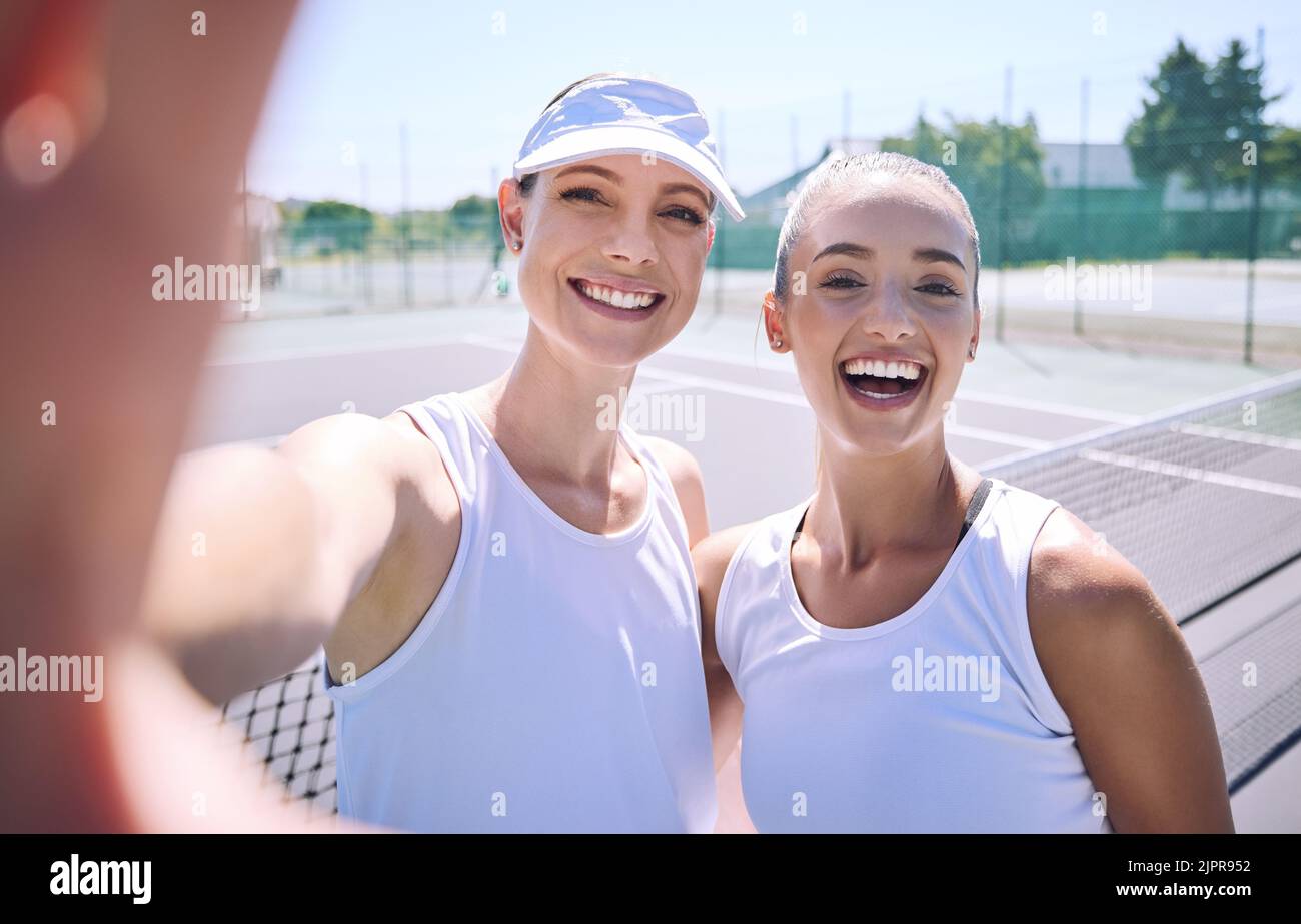 Selfie prenant une équipe de joueuses de tennis sur le terrain après un match, un match ou un tournoi portrait. S'adapte à des coéquipiers sportifs, des athlètes ou des professionnels Banque D'Images