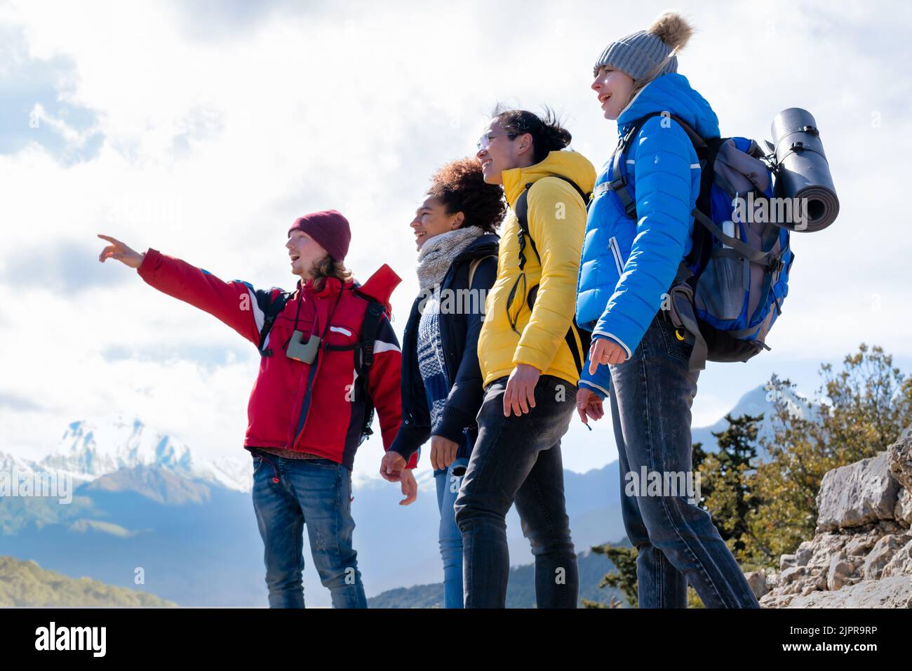 groupe de jeunes randonneurs au sommet de la montagne appréciant la vue et contemplant la nature - foyer sélectif Banque D'Images