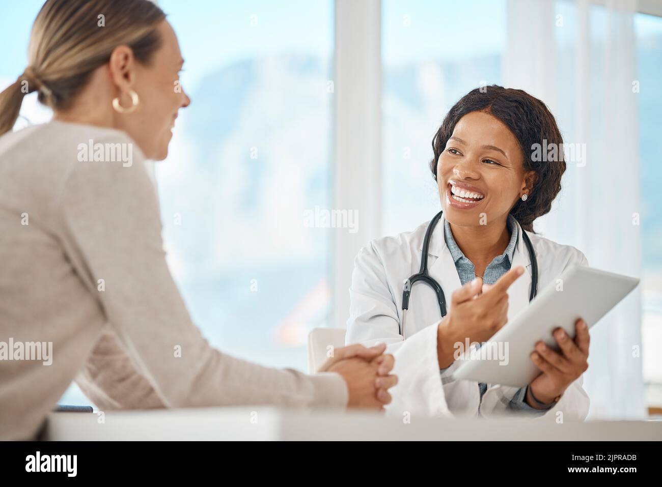 Médecin avec le patient et le comprimé montrant les résultats de laboratoire, de bonnes nouvelles pour l'assurance maladie ou la guérison médicale dans la consultation visite ou rendez-vous. Soins de santé Banque D'Images