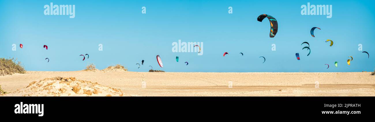 De nombreux kitesurfers sur la ligne d'horizon de la plage se prépare à pratiquer le kitesurf sur la plage des dunes de Corralejo à Fuerteventura, aux îles Canaries. Espagne - Banque D'Images